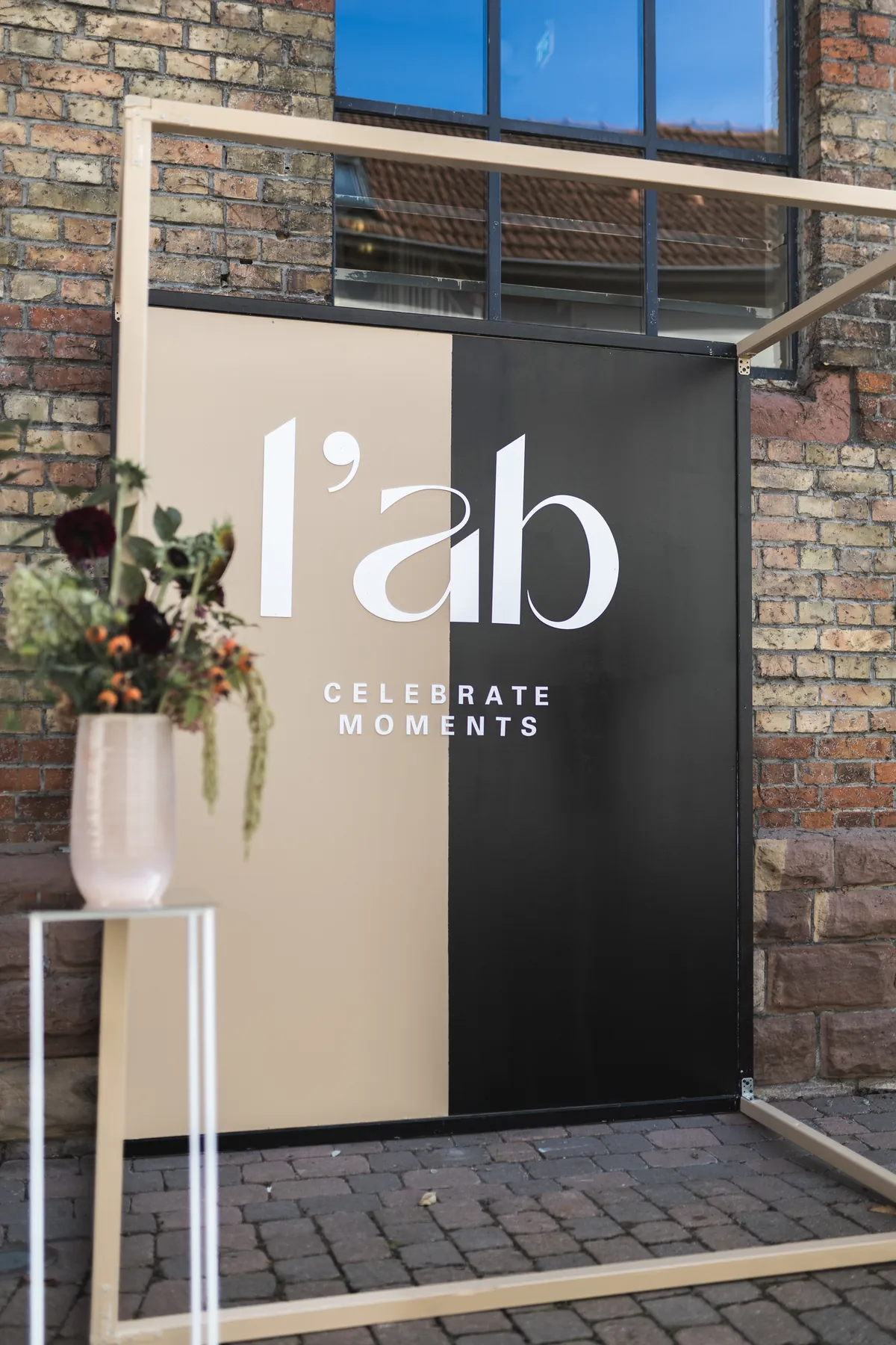 Eingang des l'ab mit dem Schriftzug Celebrate Moments