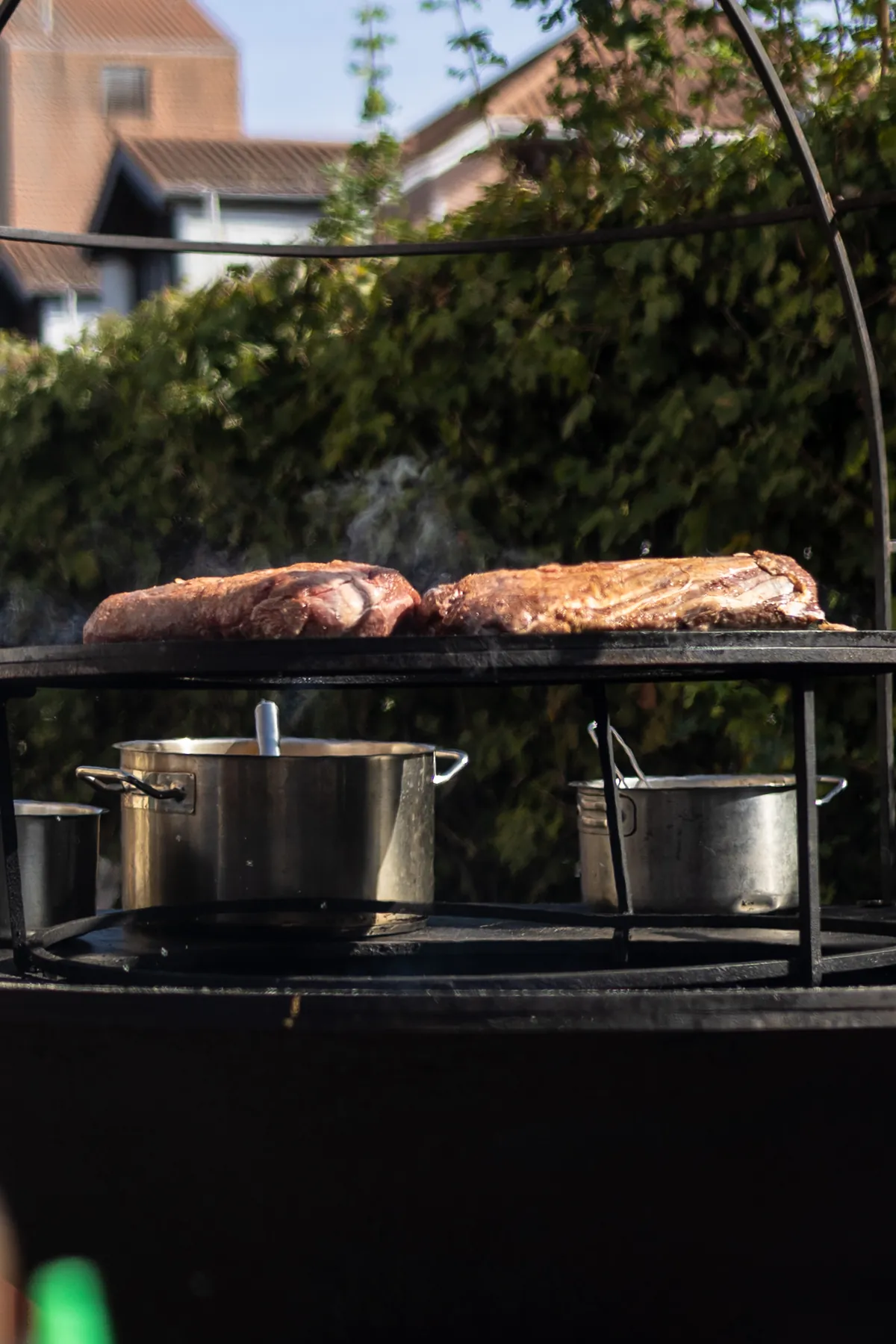 Fleisch auf dem Feuerring im Hof des l'ab