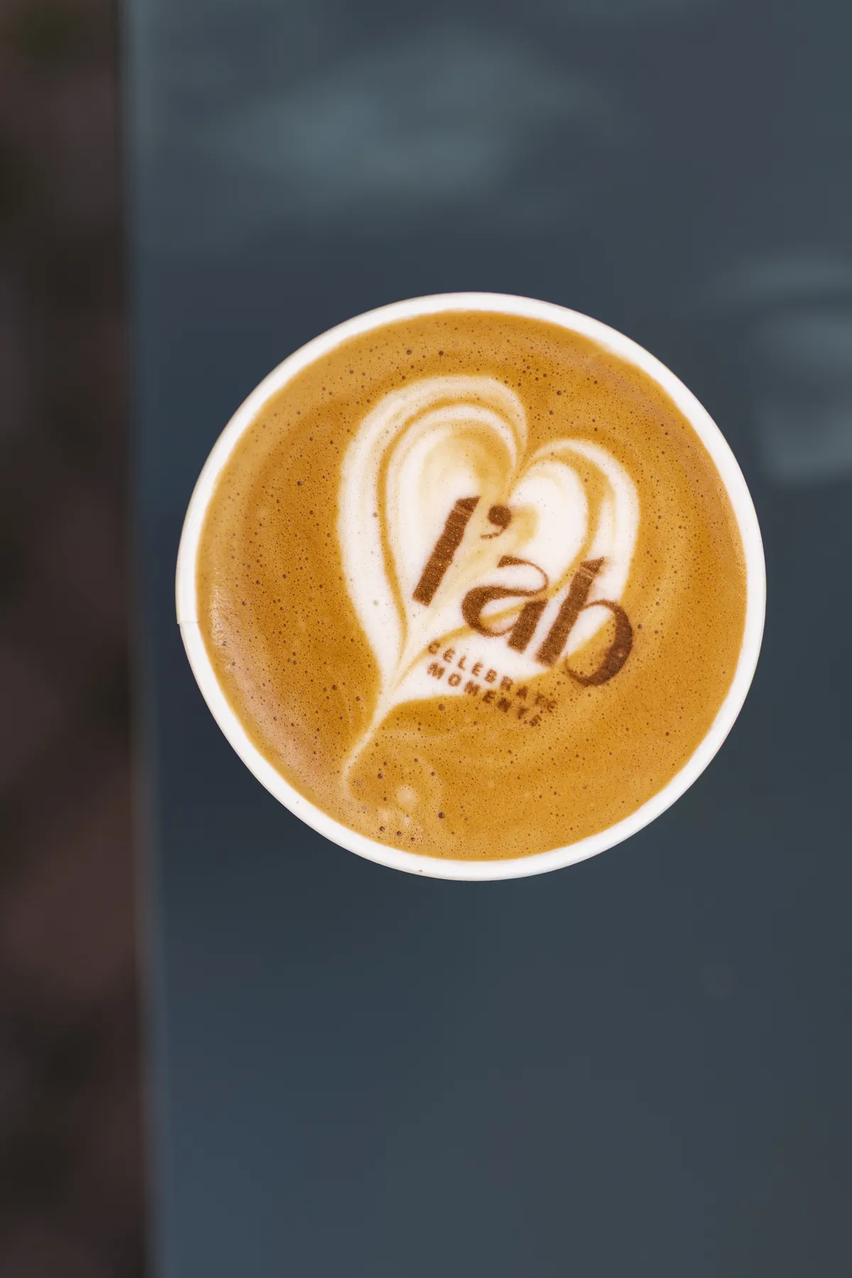 Cappuccino mit l'ab-Schriftzug im Milchschaum