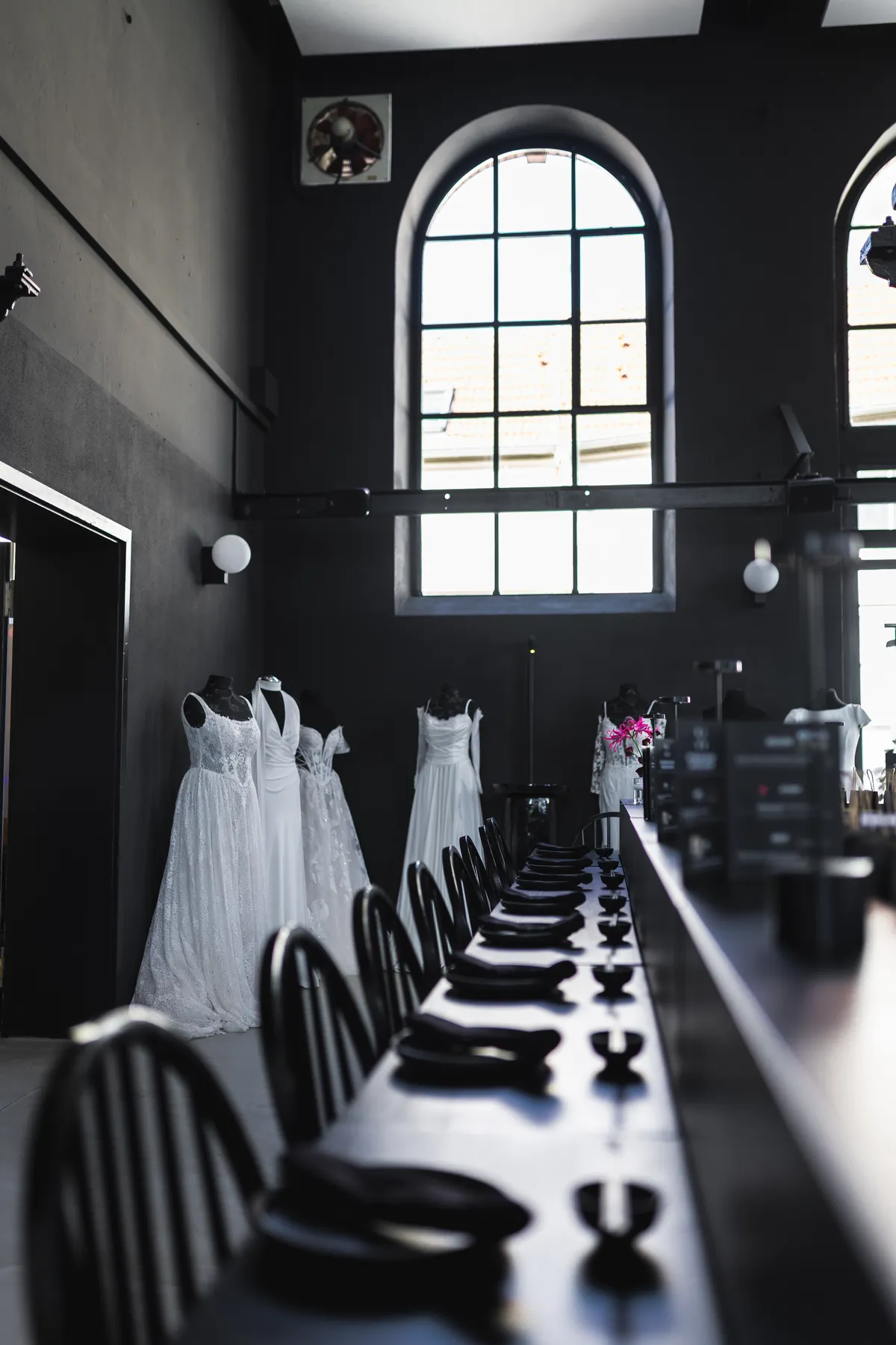 Lange schwarze Tafel unter dem Bogenfenster im Studio
