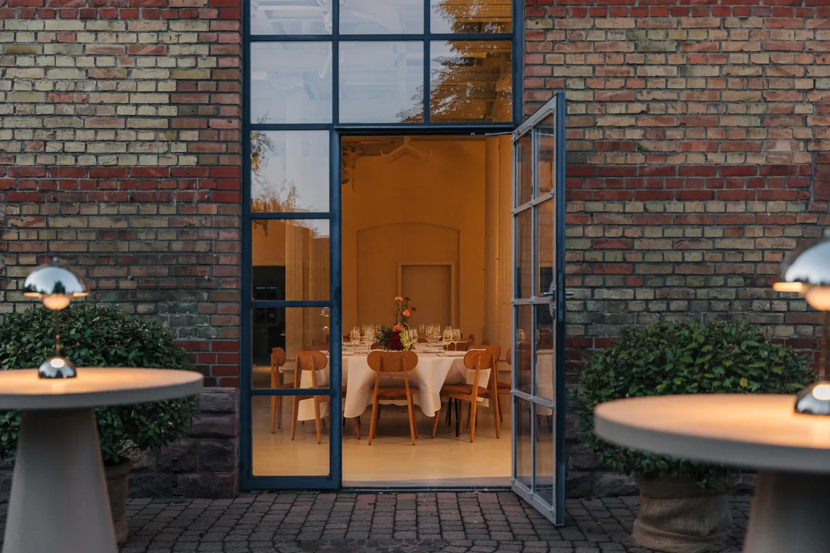 Offene Tür zum warm erleuchteten Loft am Abend