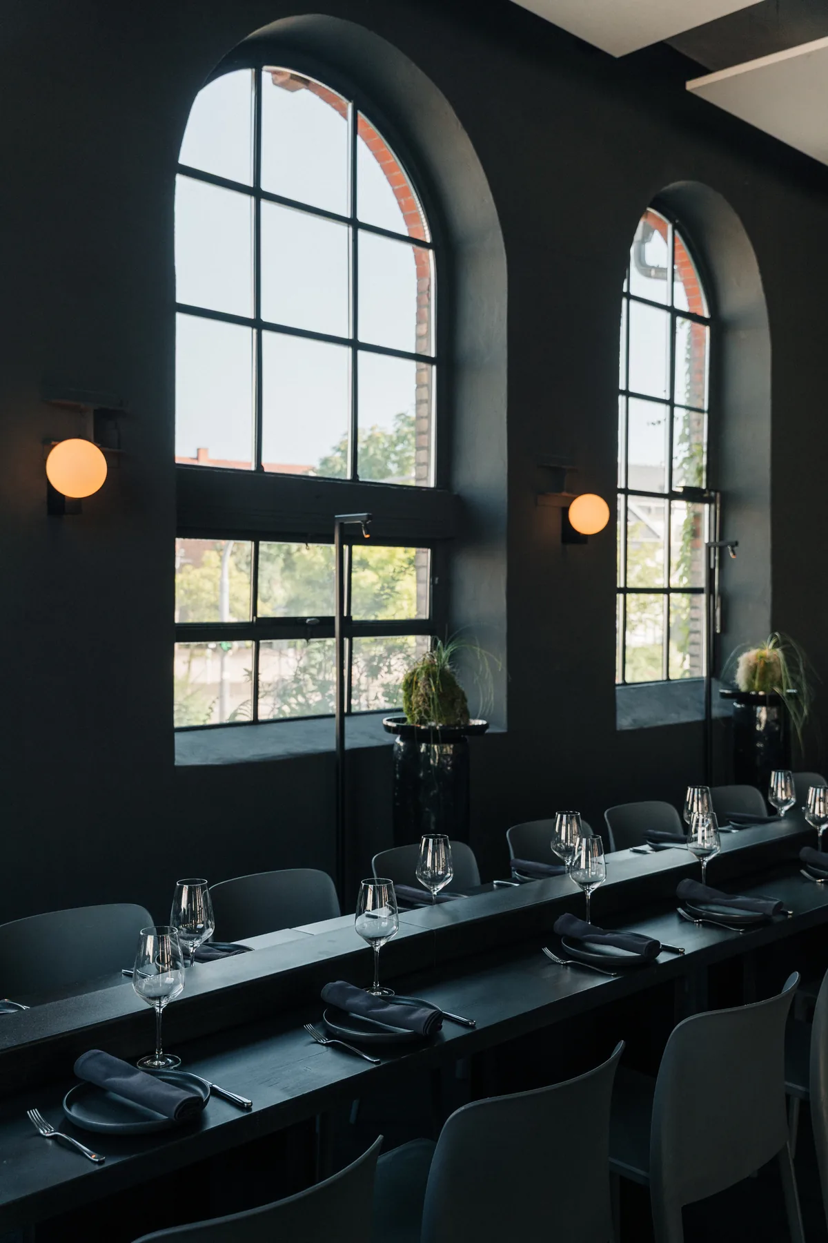 Bogenfenster im Studio mit gedeckter Tafel