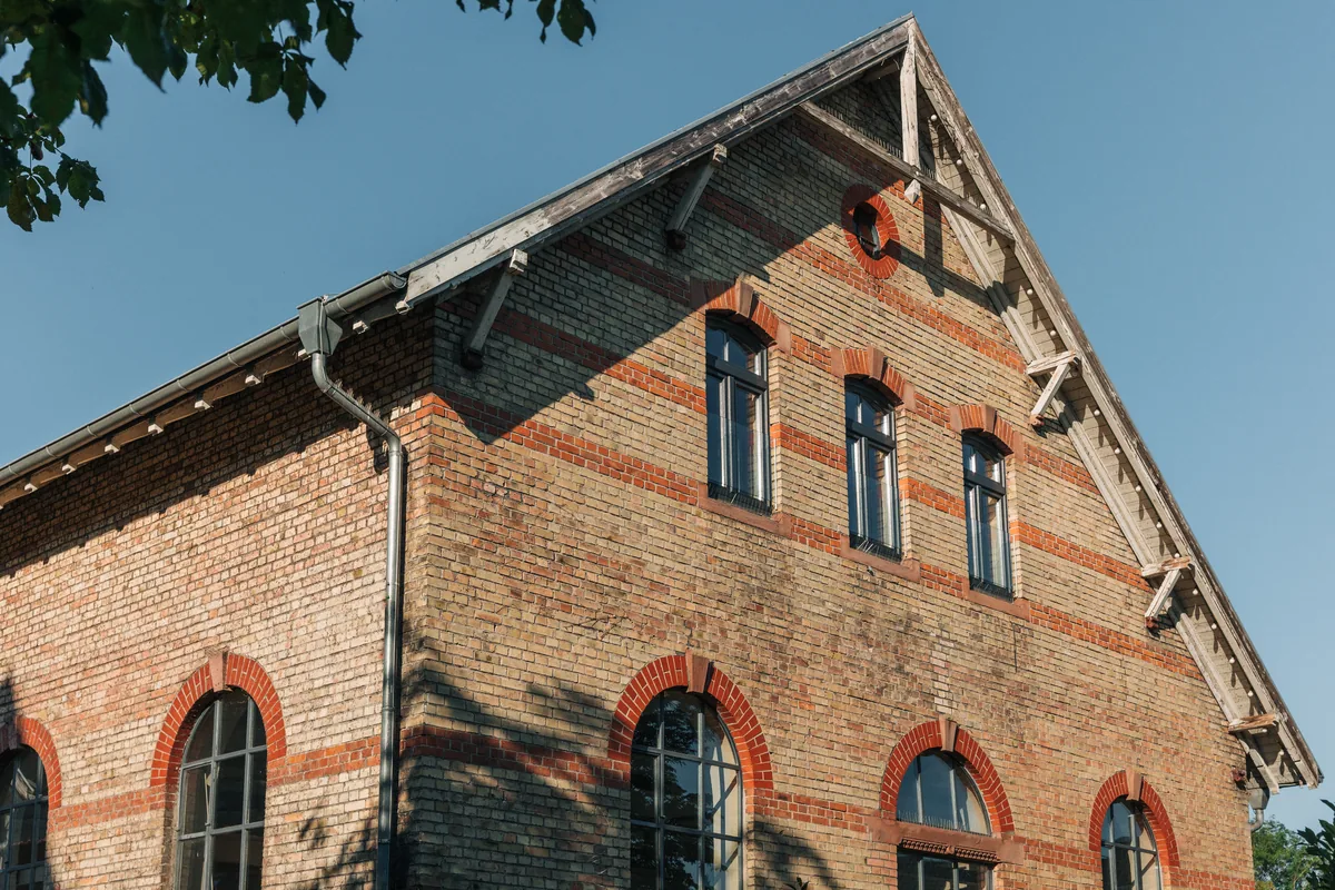 Die historische Backsteinfassade des Schlachthofs