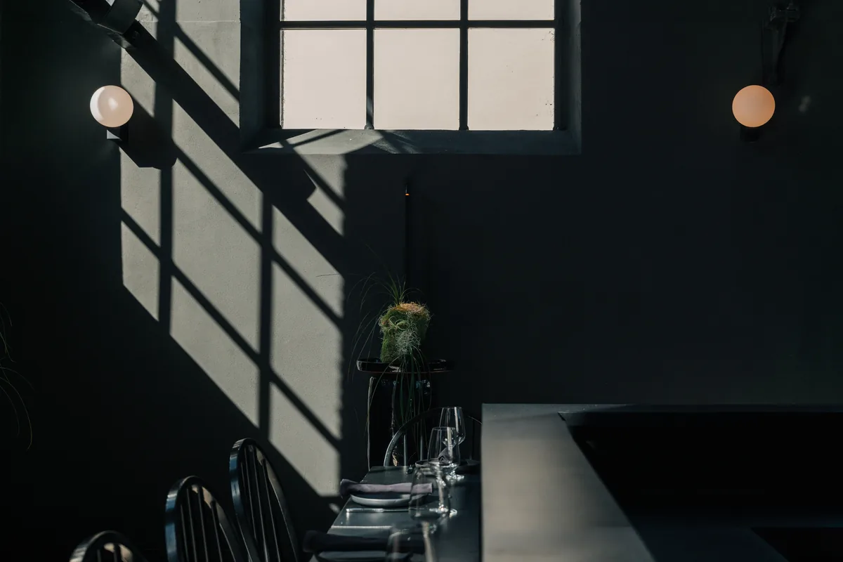 Sonnenlicht durch die Bogenfenster des Studios