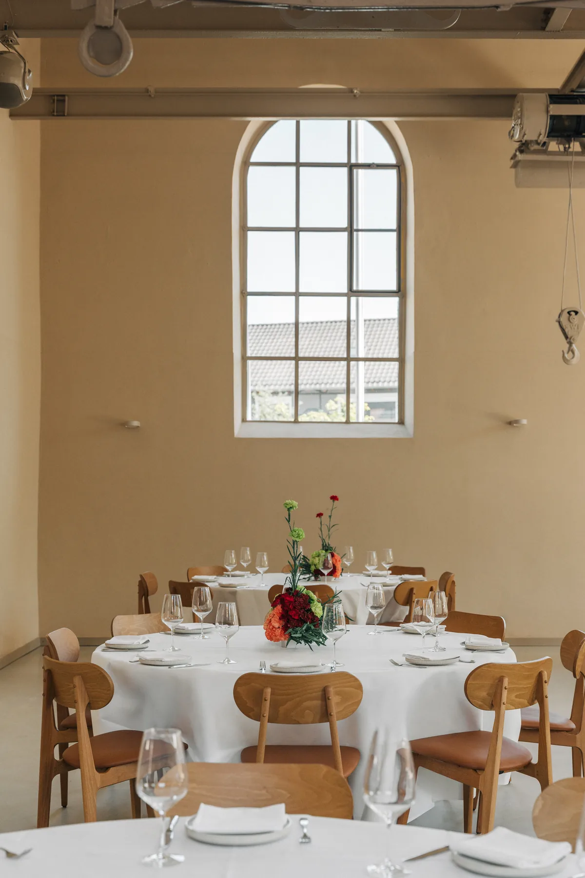 Gedeckter Tisch unter dem Rundbogenfenster