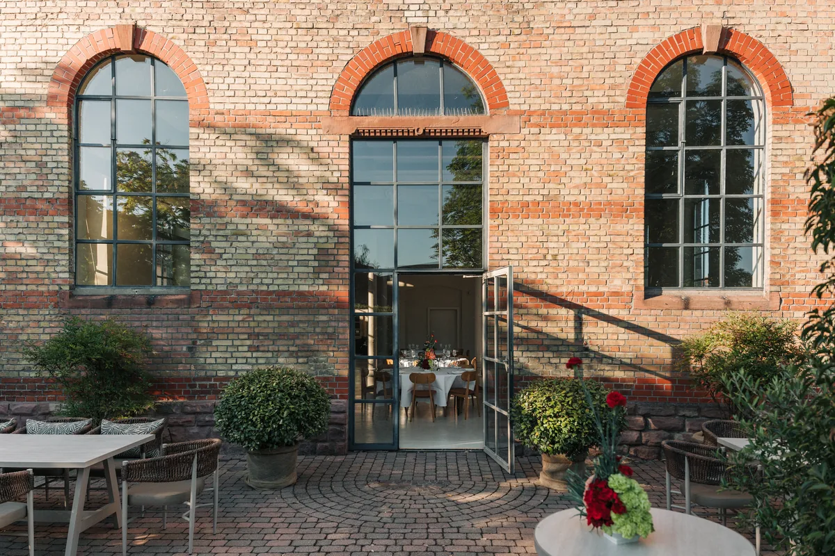 Innenhof mit offener Sprossenfenster-Tür