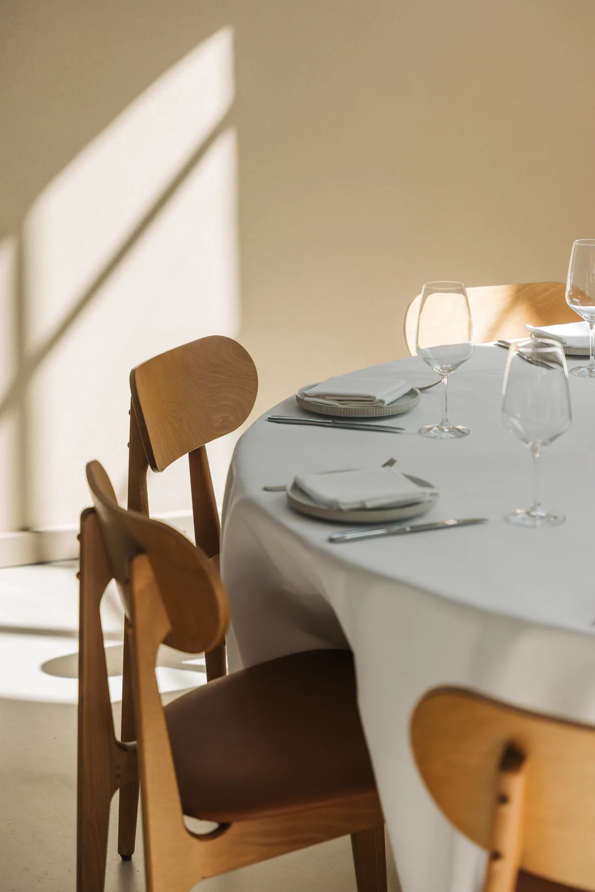 Stühle und Tisch im Licht der Sprossenfenster