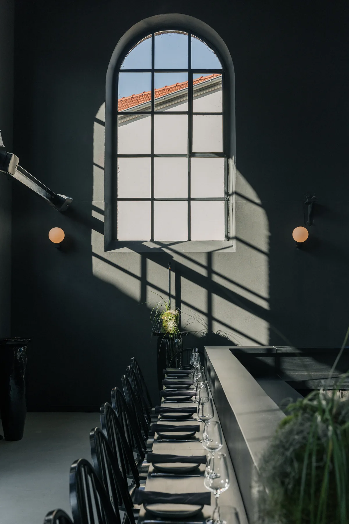 Fensterlicht auf schwarzen Stühlen im Studio