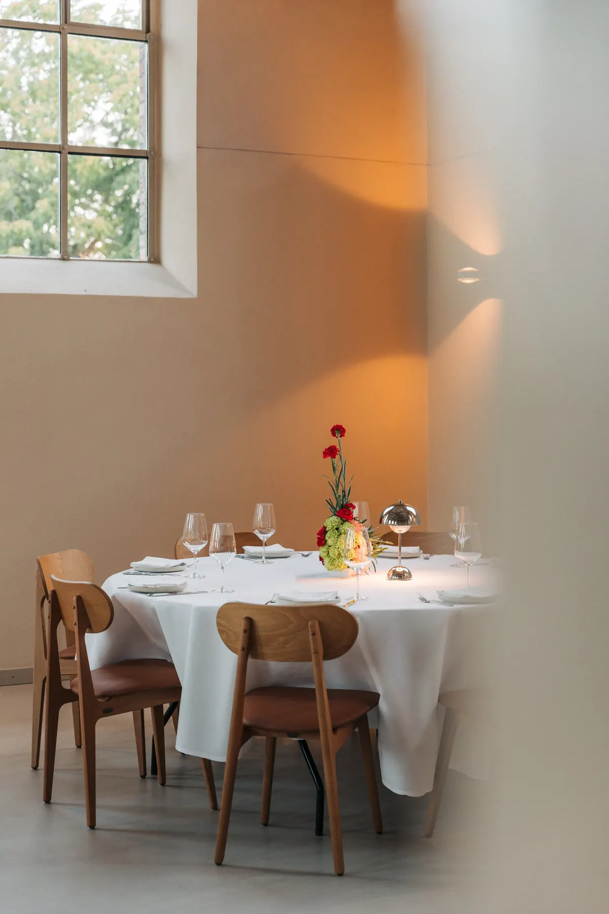 Gedeckter Tisch im warmen Licht der Wandlampe