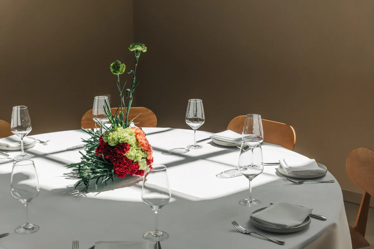 Festlich gedeckter Tisch mit Blumenbouquet