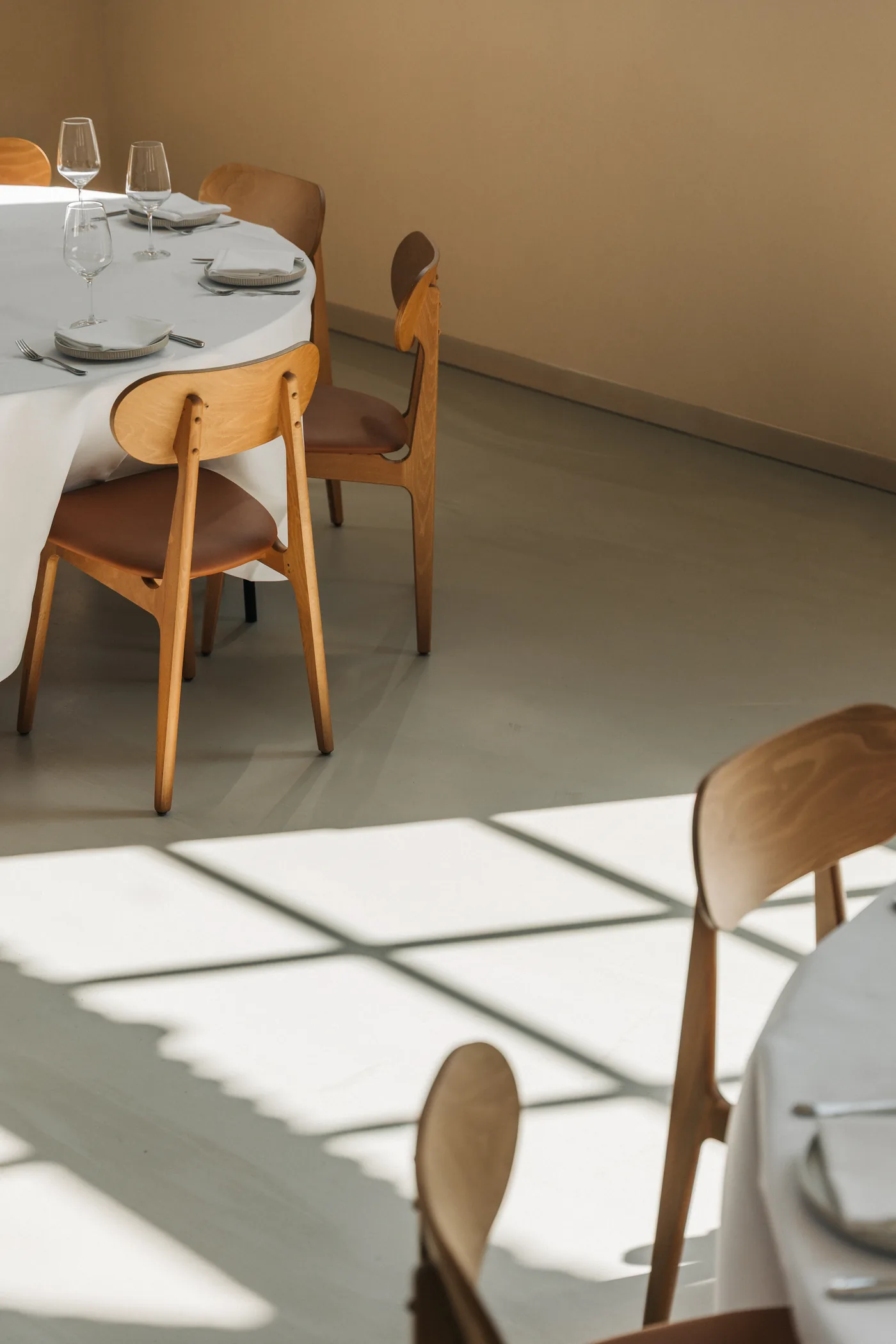 Stuhl im Sonnenlicht der Sprossenfenster