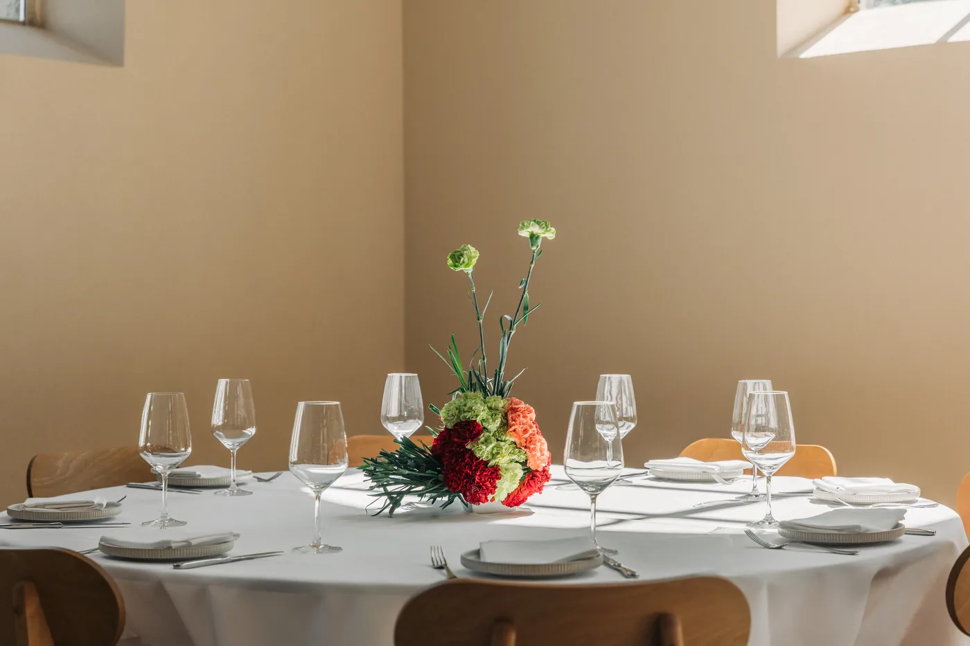 Festlich gedeckter runder Tisch mit Blumen im Loft