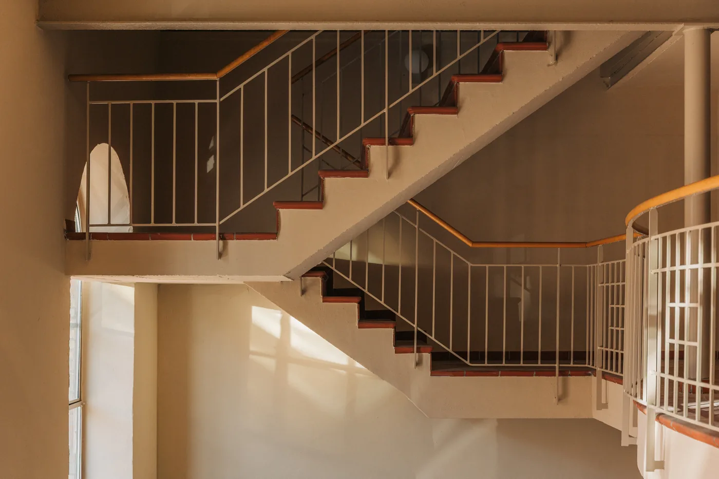Historisches Treppenhaus im warmen Licht