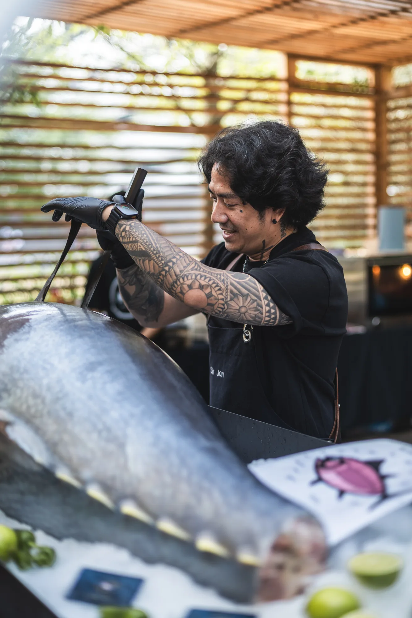 Der Sushi-Meister setzt das Messer am ganzen Bluefin Tuna an