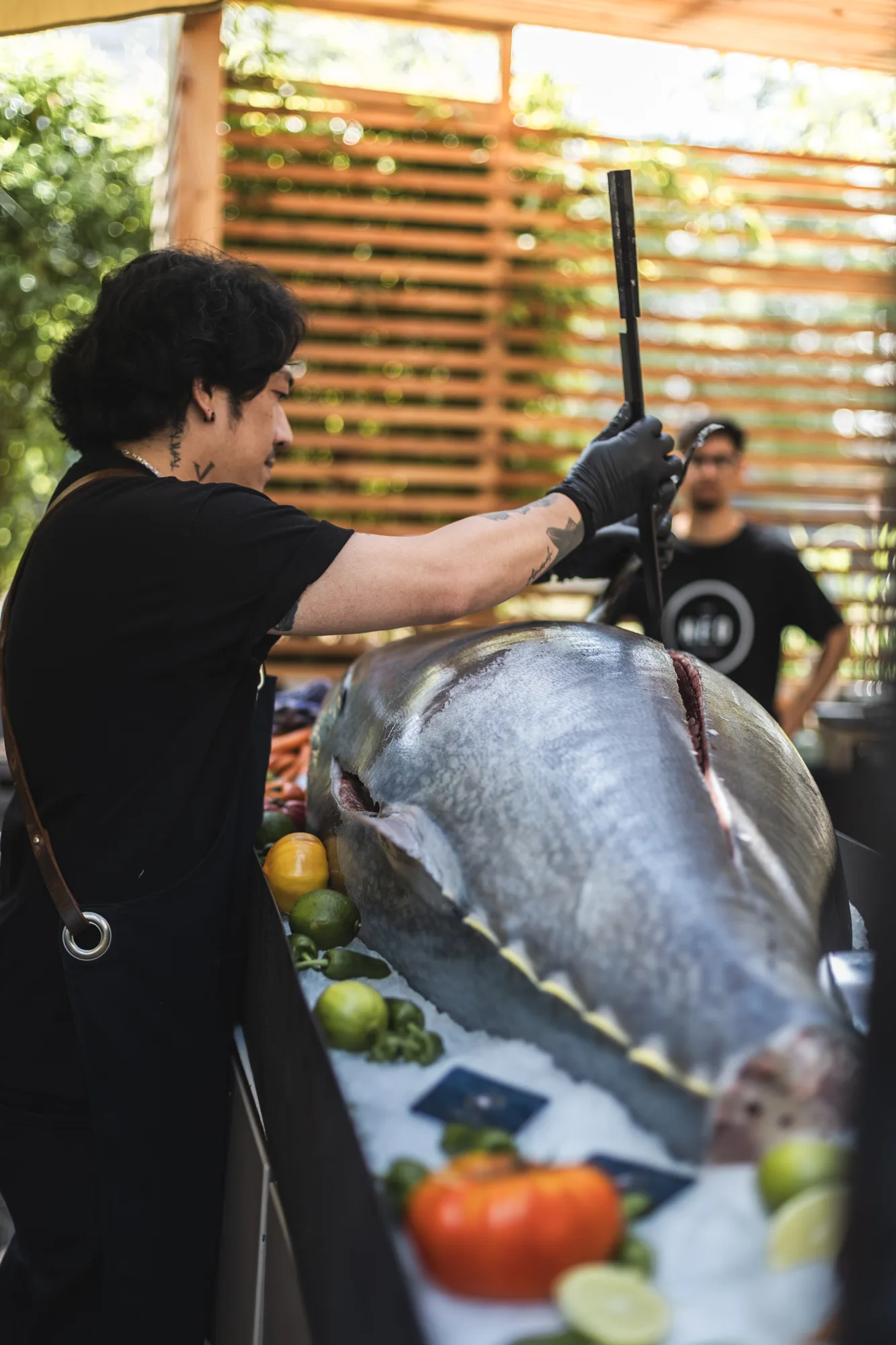 Der Sushi-Meister zerlegt den Bluefin Tuna vor den Gästen