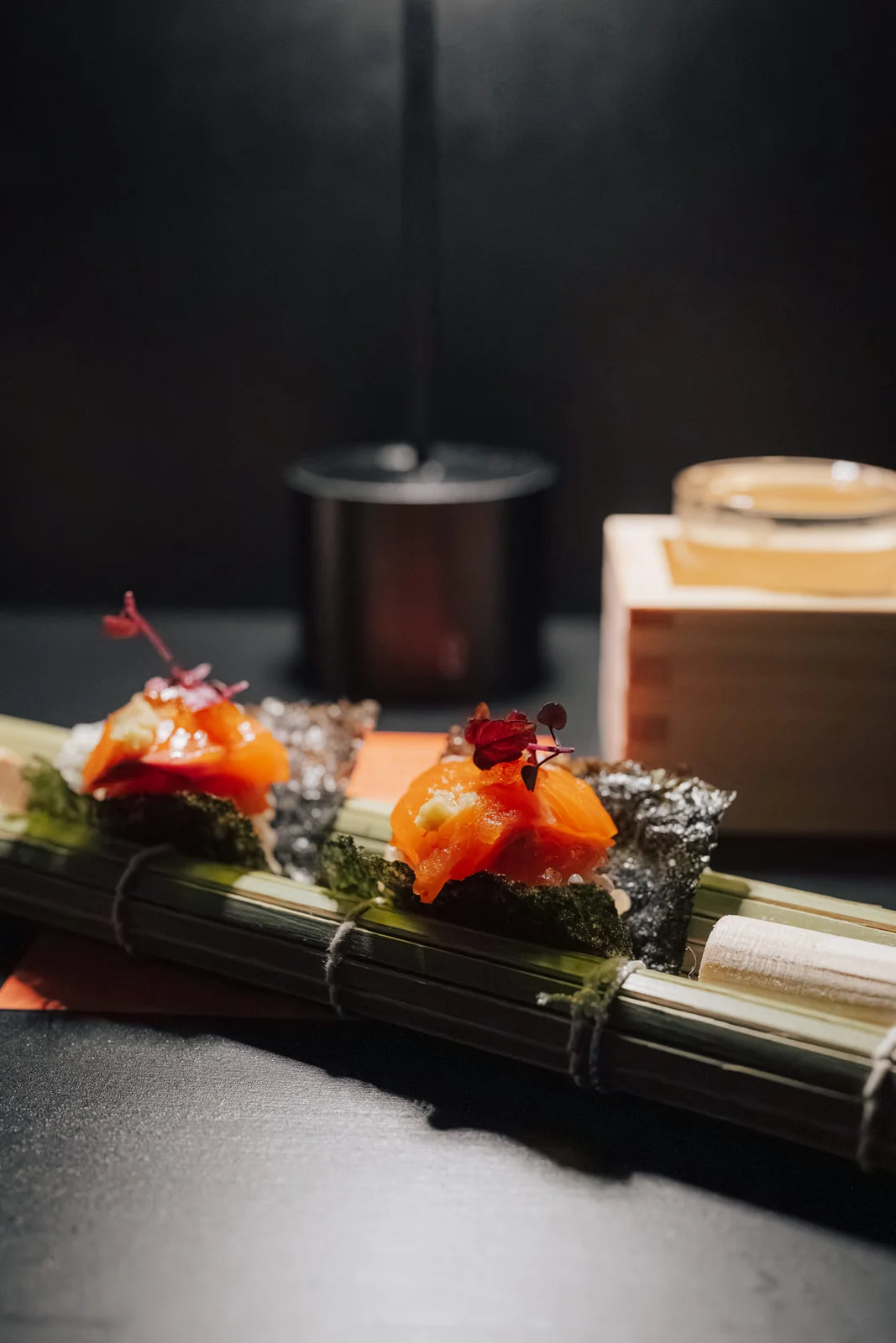 Sushi-Rolls auf schwarzem Schiefer