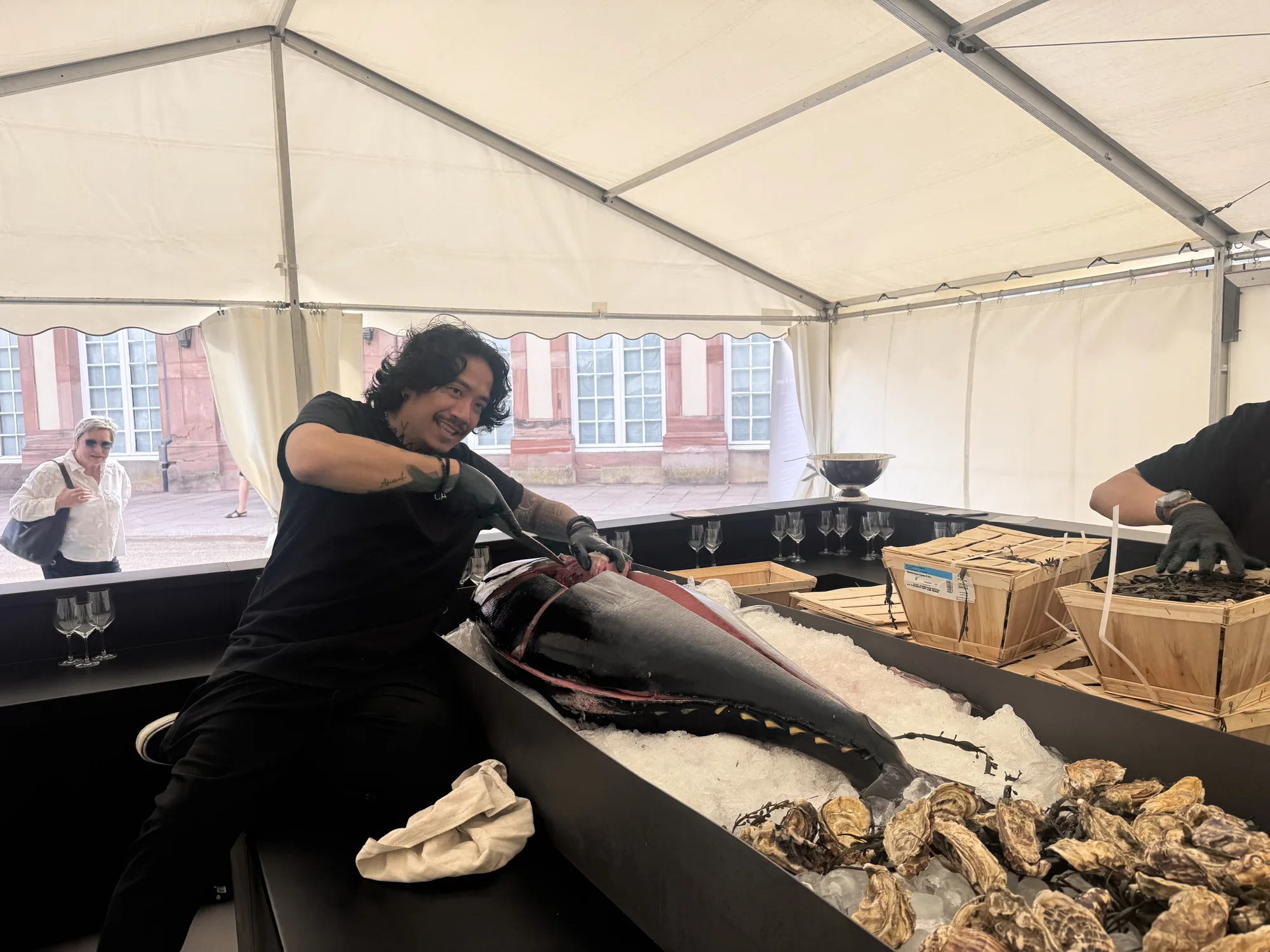 Der Sushi-Meister zerlegt den Bluefin beim Omakase im Schlossgarten Schwetzingen
