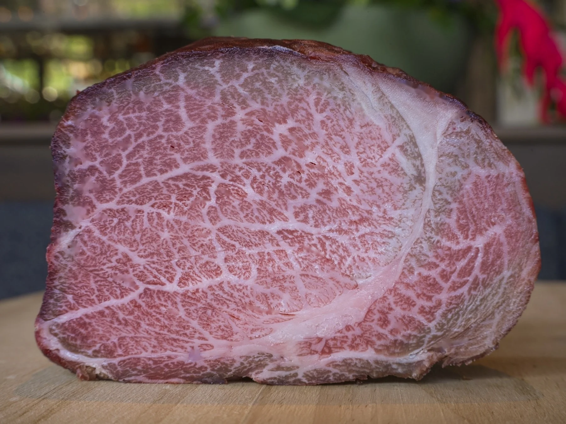 Rohes, fein marmoriertes Wagyu am Stück