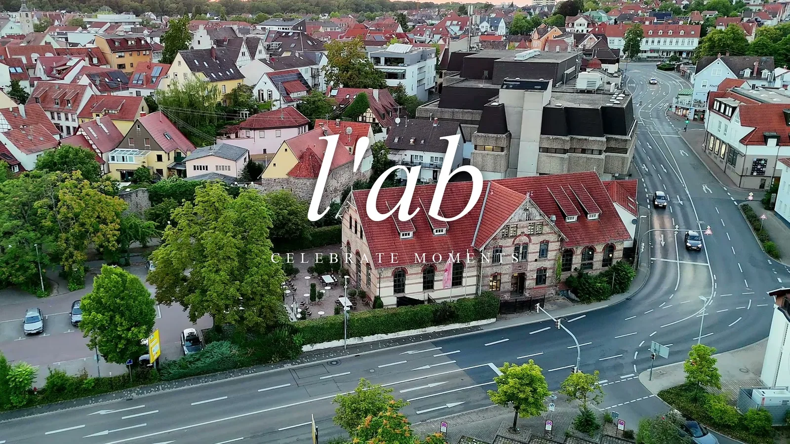 Luftaufnahme von Wiesloch im Abendlicht mit dem l'ab in der Mitte