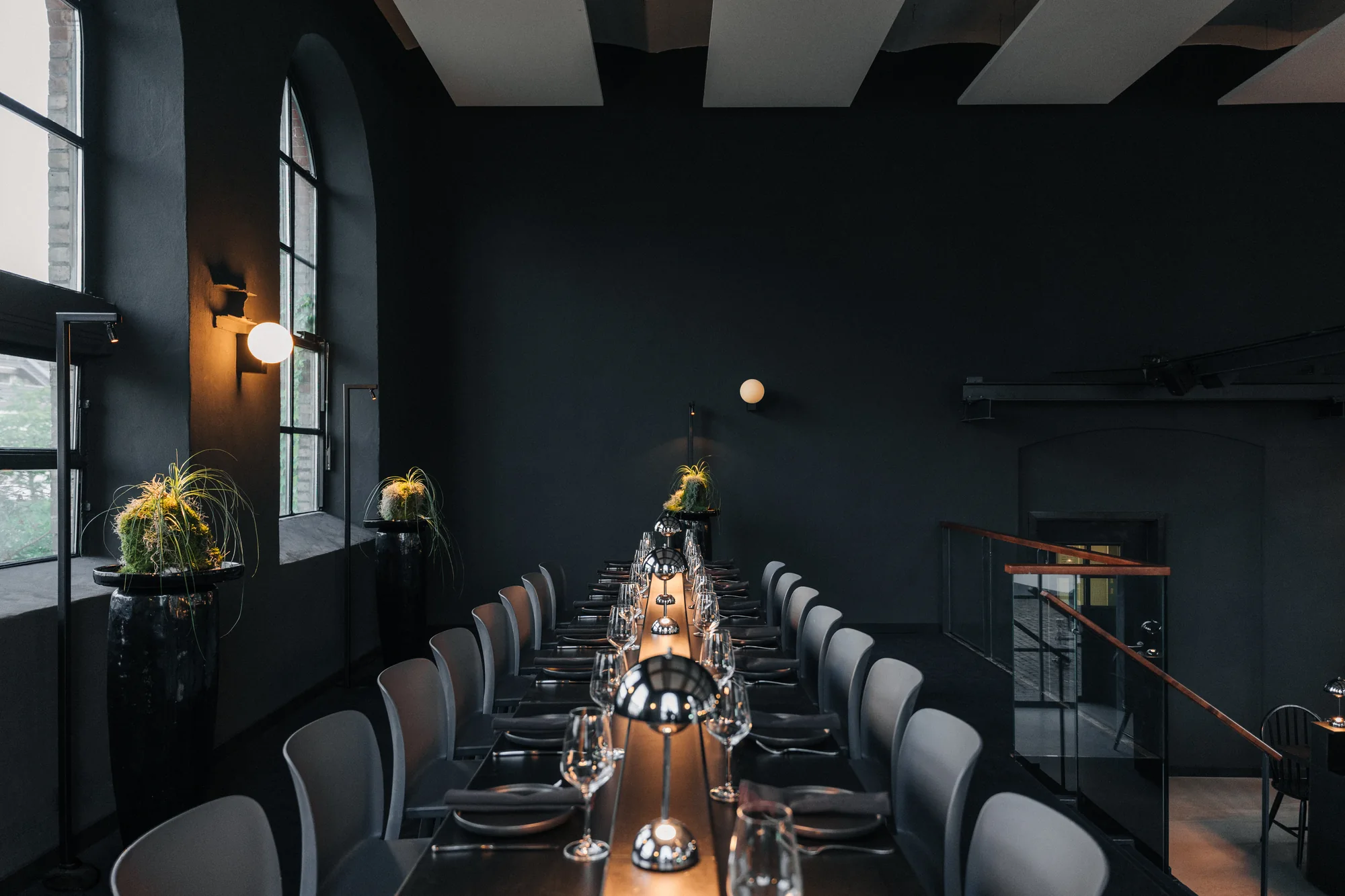 Lange Tafel mit Tischlampen im Abendlicht